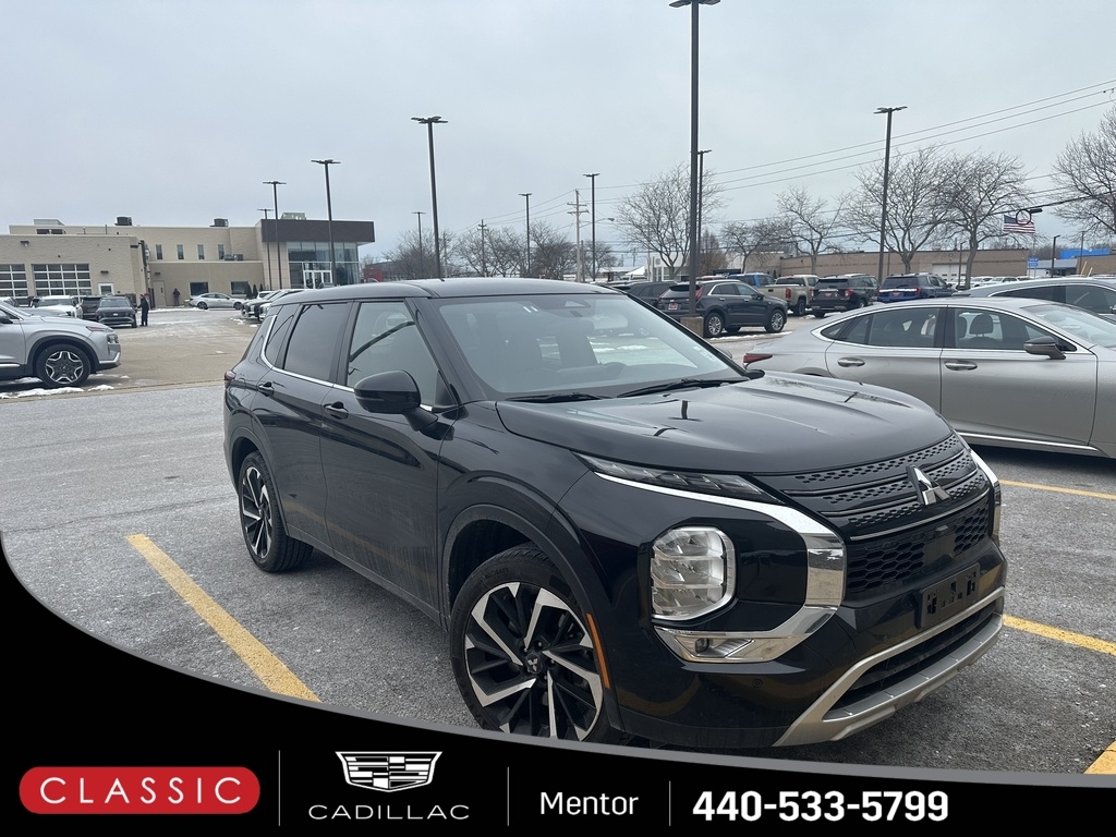 2023 Mitsubishi Outlander SE's photo