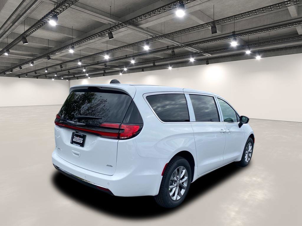 2026 Chrysler Pacifica photo 3