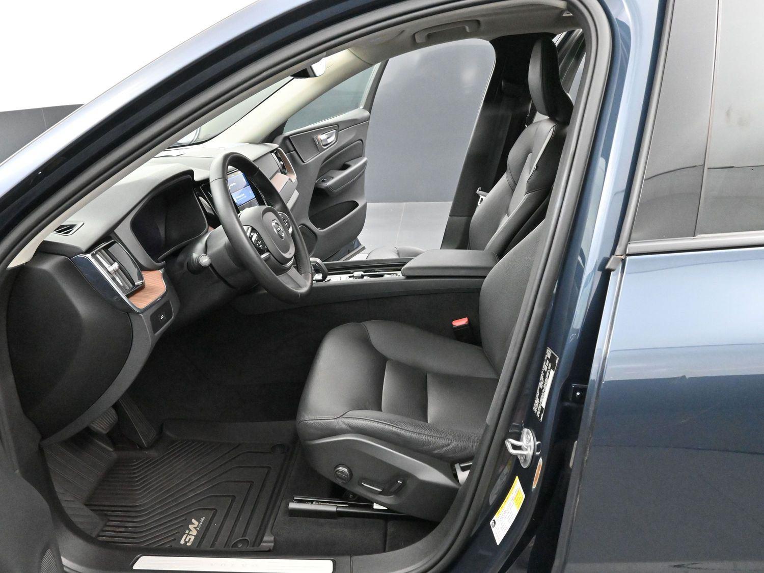 2024 Volvo XC60 Plus photo 13