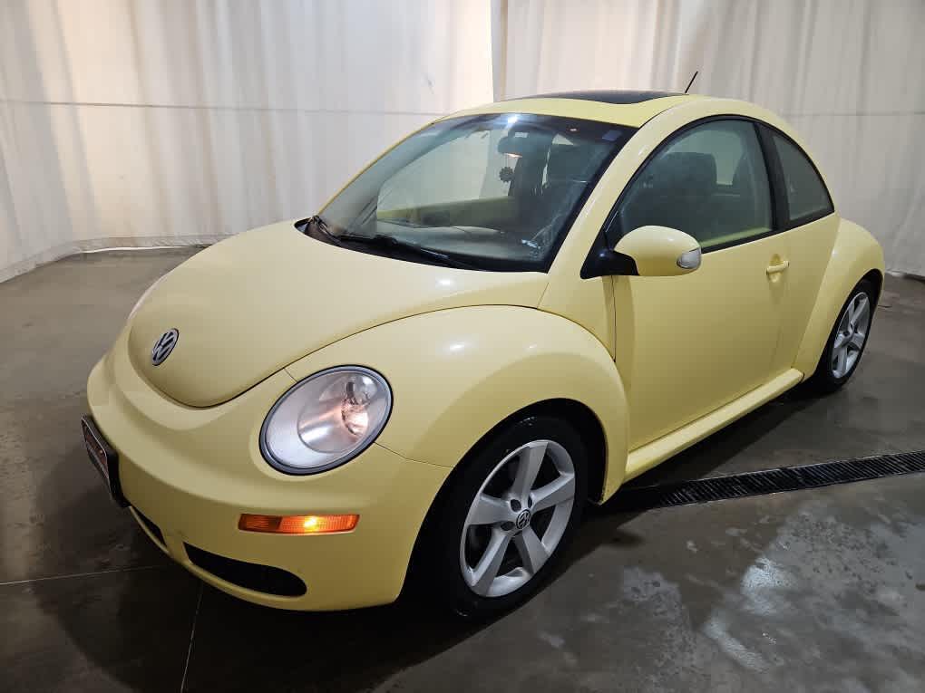 2010 Volkswagen New Beetle Base's photo