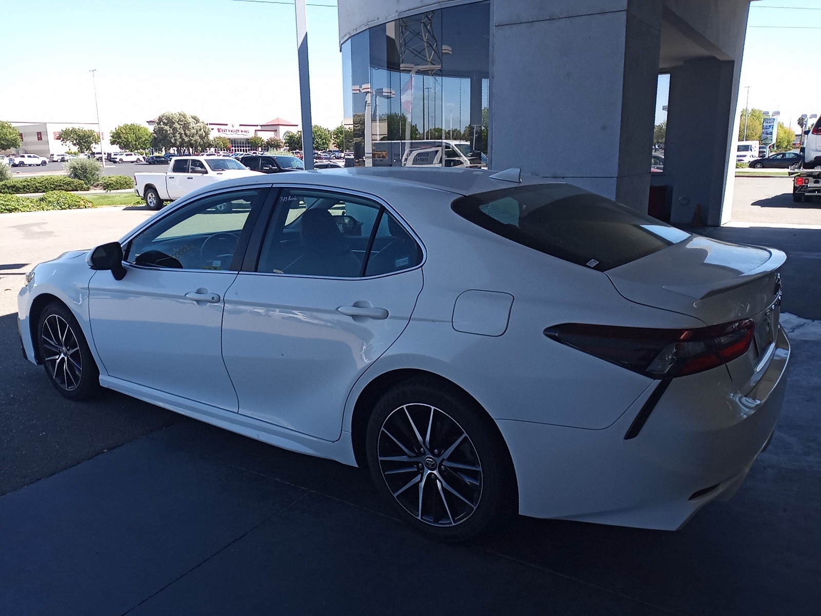 2022 Toyota Camry SE photo 5