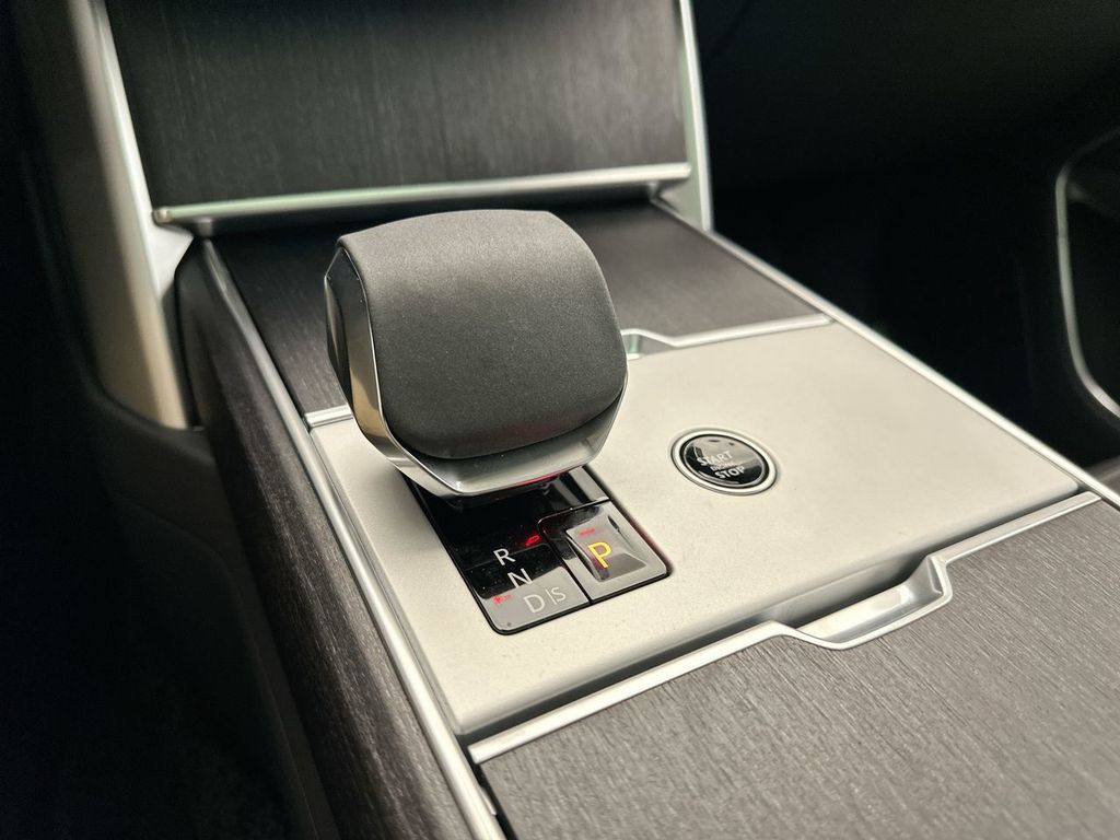 2025 Land Rover Range Rover SE photo 10