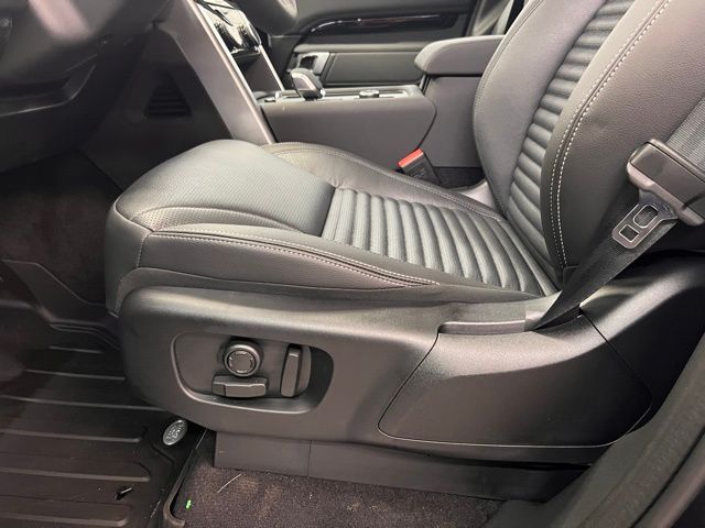 2025 Land Rover Discovery S photo 9
