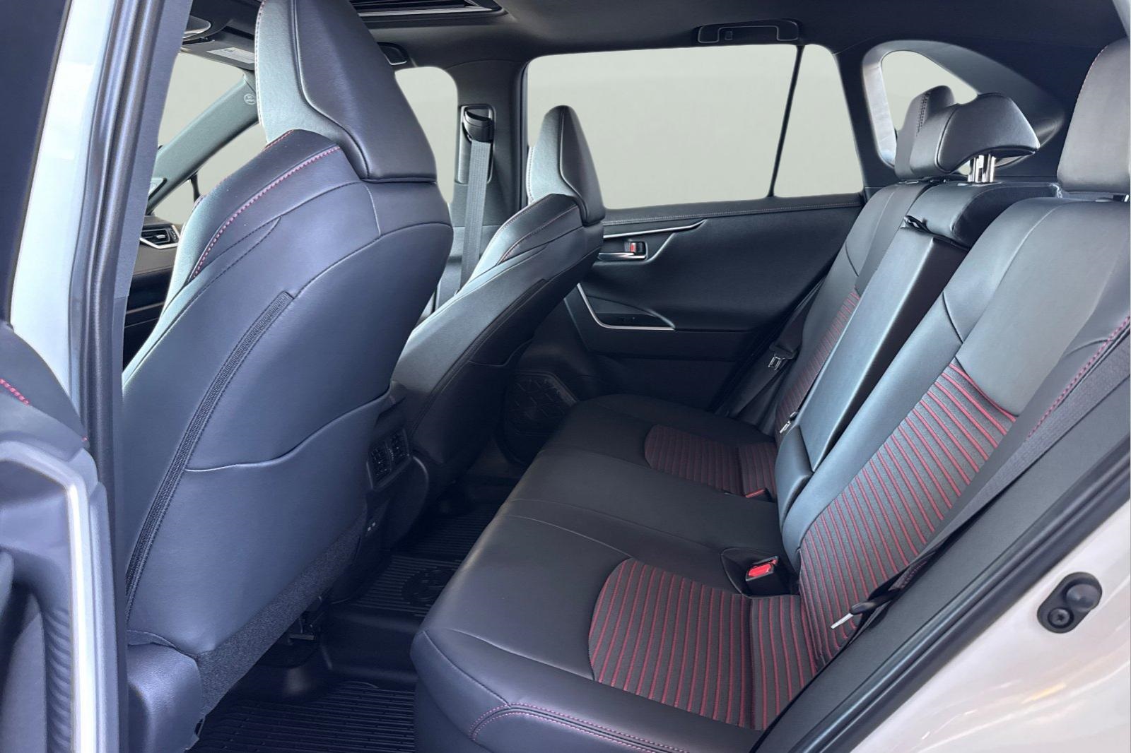 2025 Toyota RAV4 Hybrid XSE photo 4