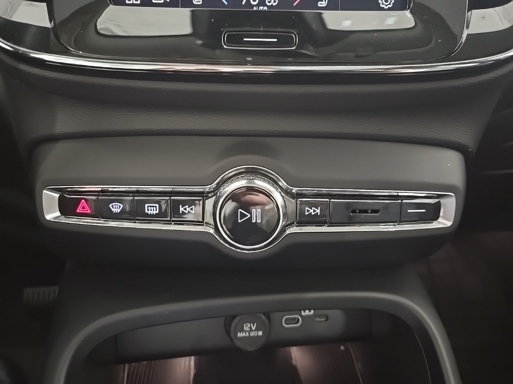 2025 Volvo XC40 Plus photo 13