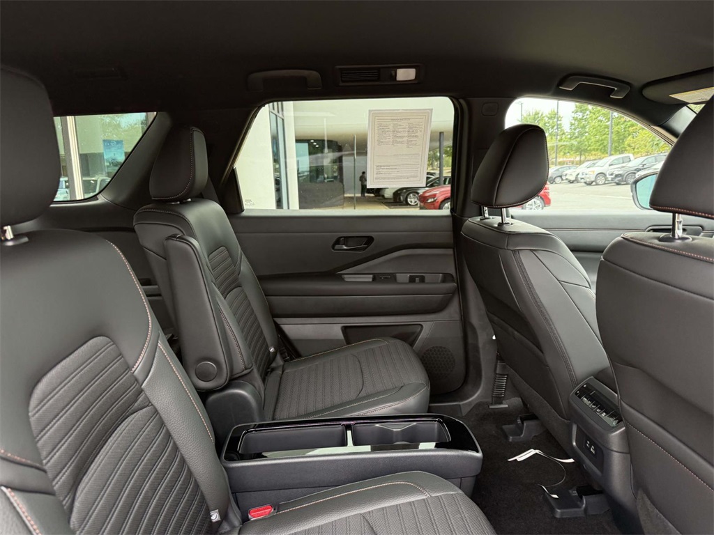2025 Nissan Pathfinder Rock Creek photo 12