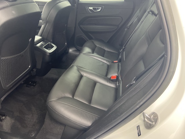 2022 Volvo XC60 B5 Momentum photo 11