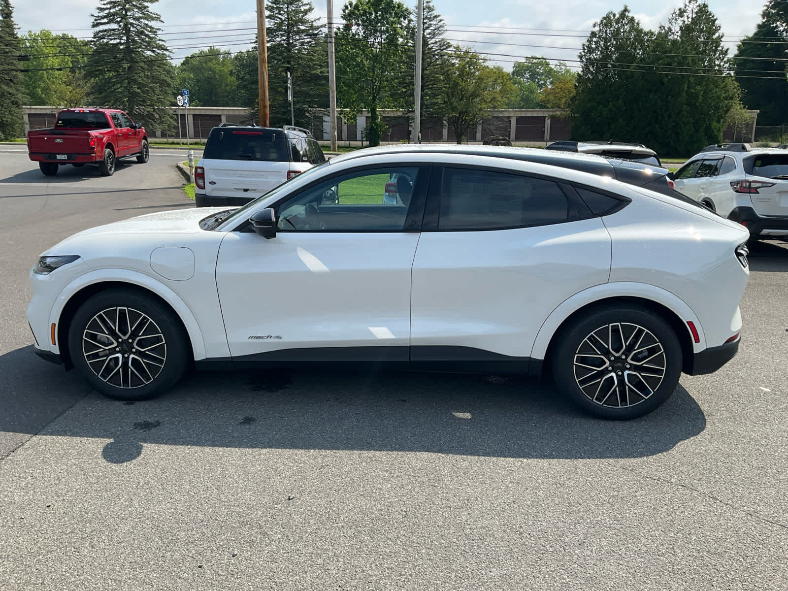 2025 Ford Mustang Mach-E Premium photo 4