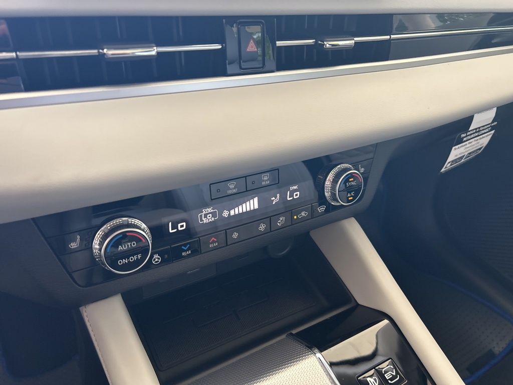 2025 Mitsubishi Outlander PHEV SEL Platinum photo 47