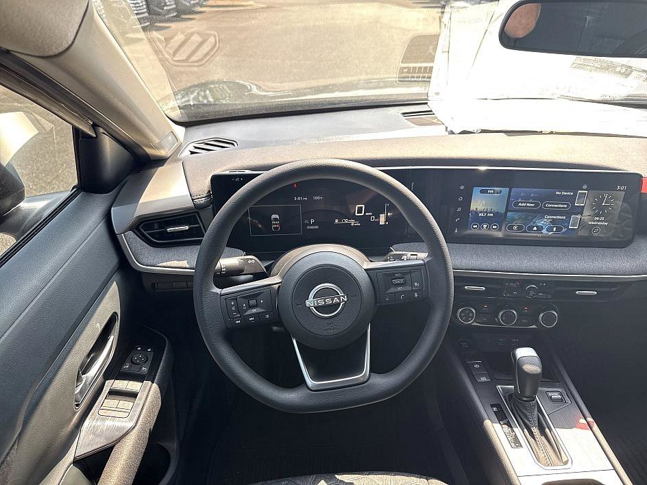 2025 Nissan Kicks SV photo 11
