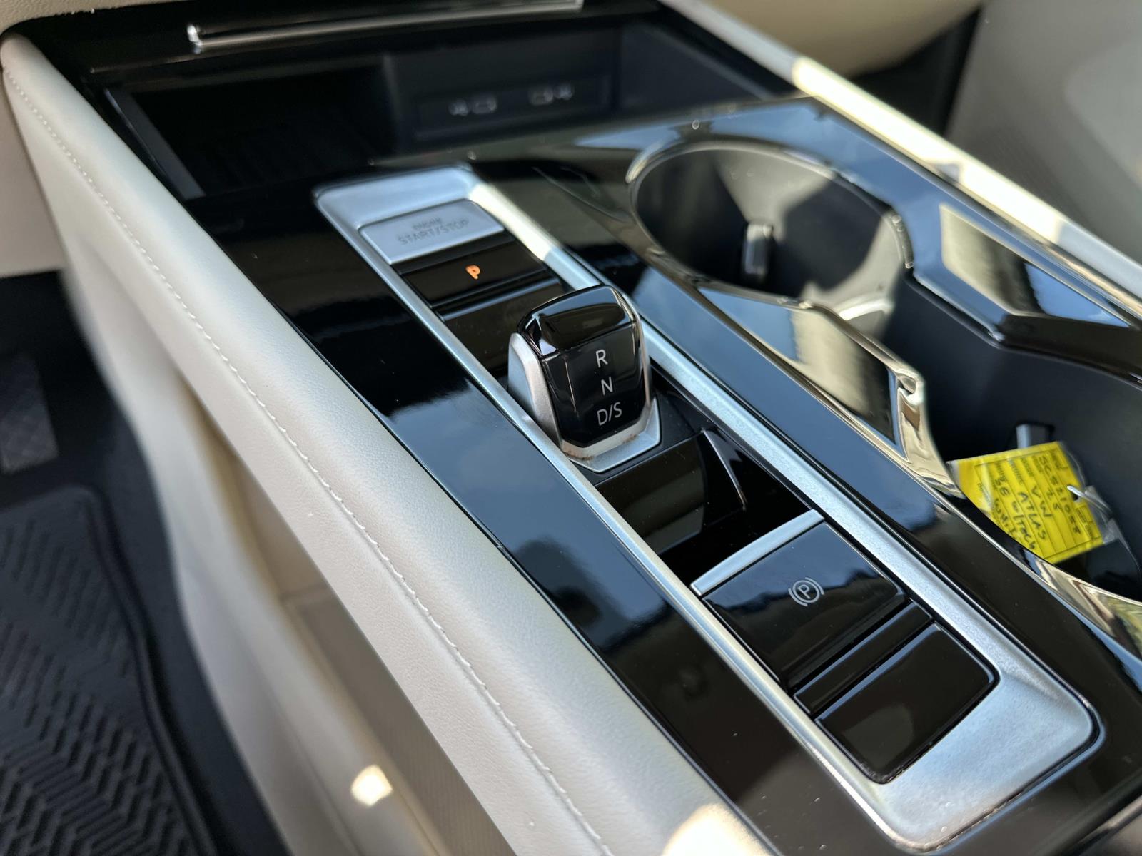 2025 Volkswagen Atlas SE Technology photo 10