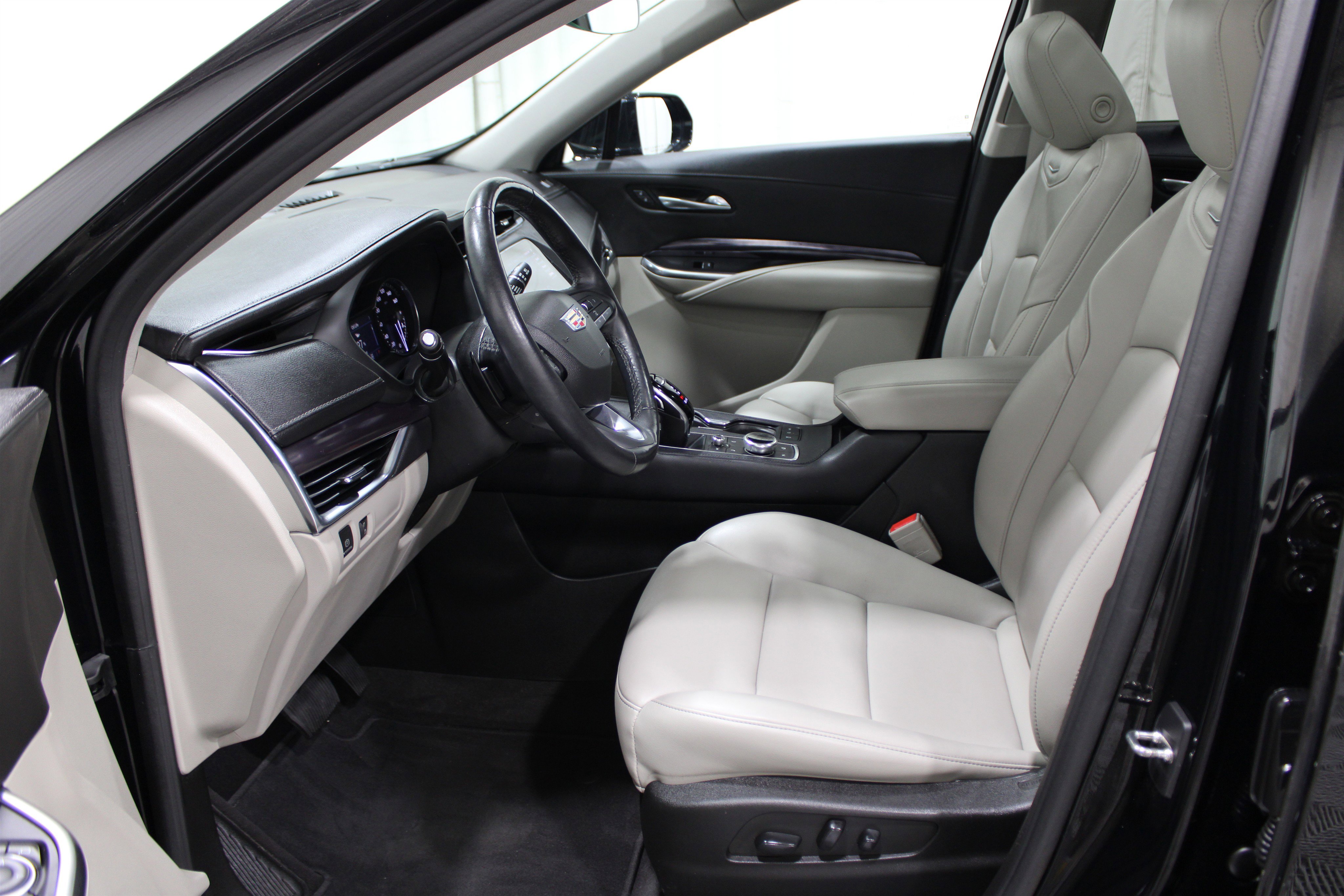 2022 Cadillac XT4 Luxury photo 3
