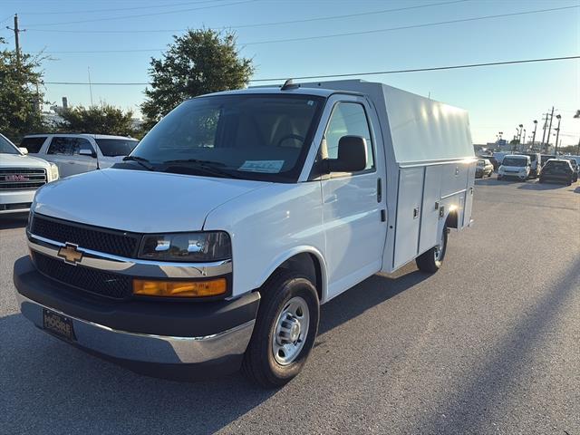2025 Chevrolet Express Cutaway 3500 photo 3