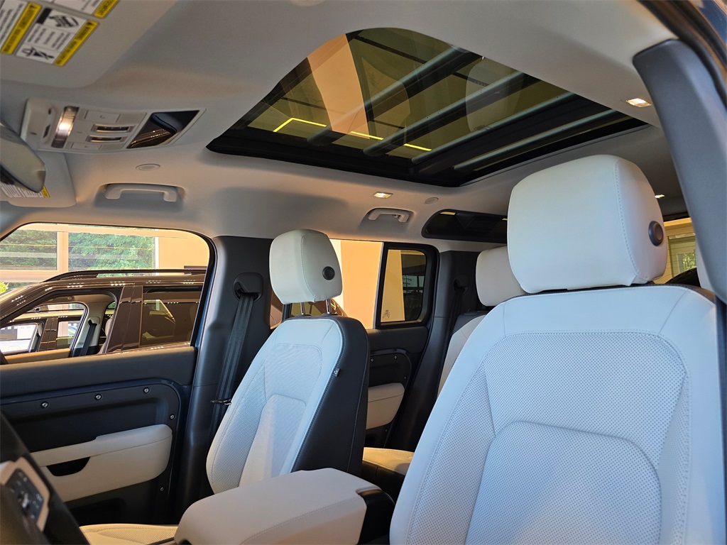 2025 Land Rover Defender 110 S photo 21