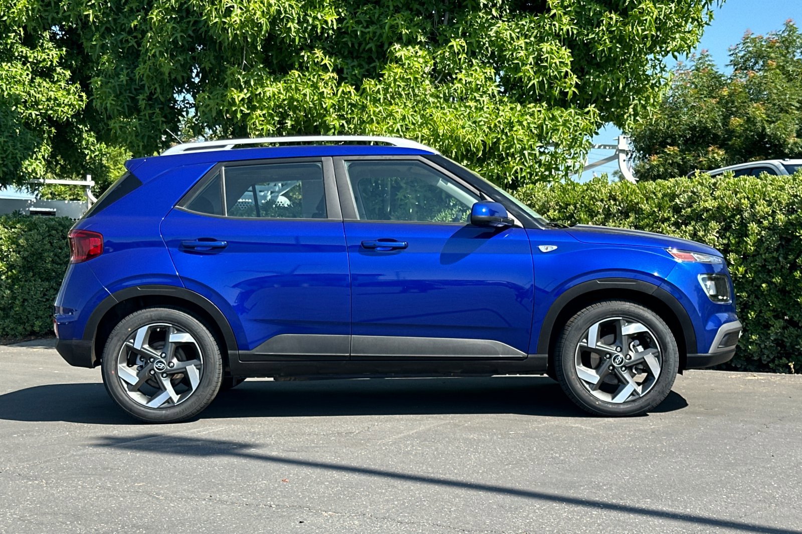 2024 Hyundai Venue SEL photo 3