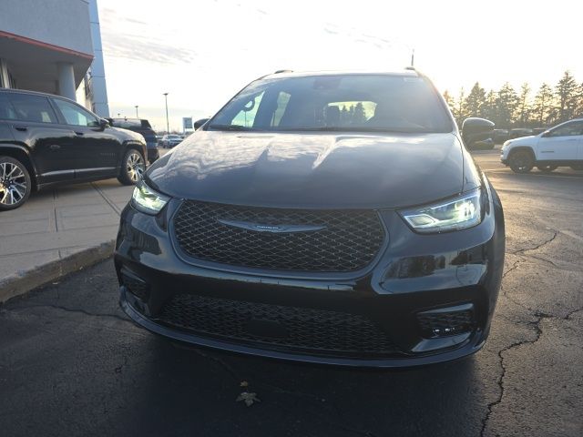 2026 Chrysler Pacifica photo 2