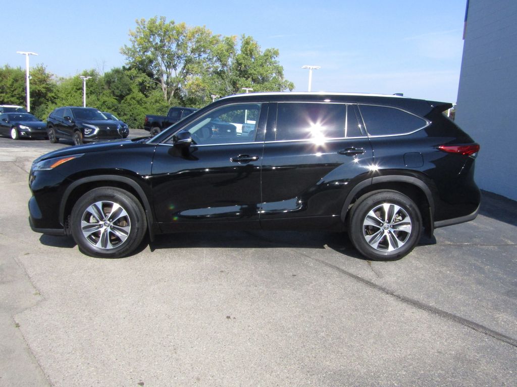 2021 Toyota Highlander XLE photo 2