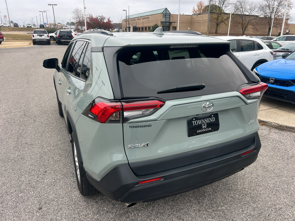 2021 Toyota RAV4 XLE photo 4