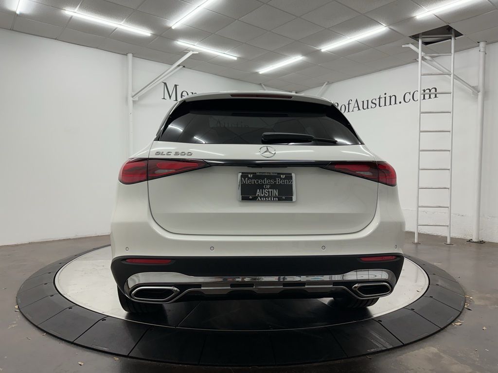 2025 Mercedes Benz GLC 300 photo 4