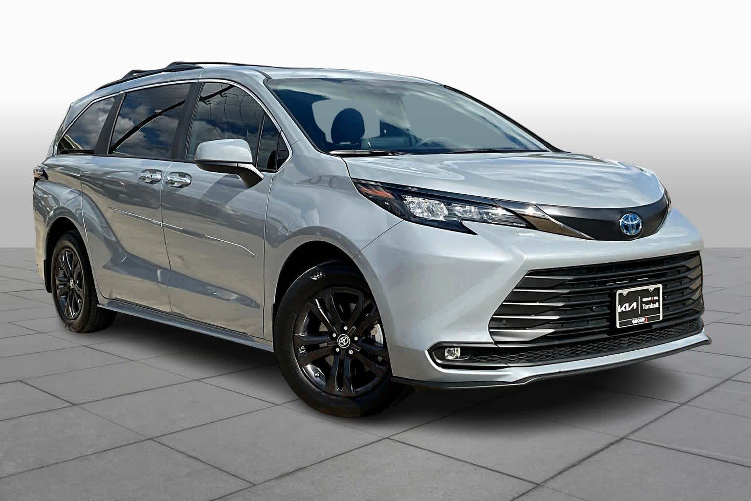 2024 Toyota Sienna Woodland Edition photo 3