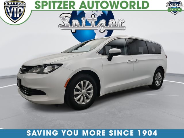 2017 Chrysler Pacifica Touring's photo