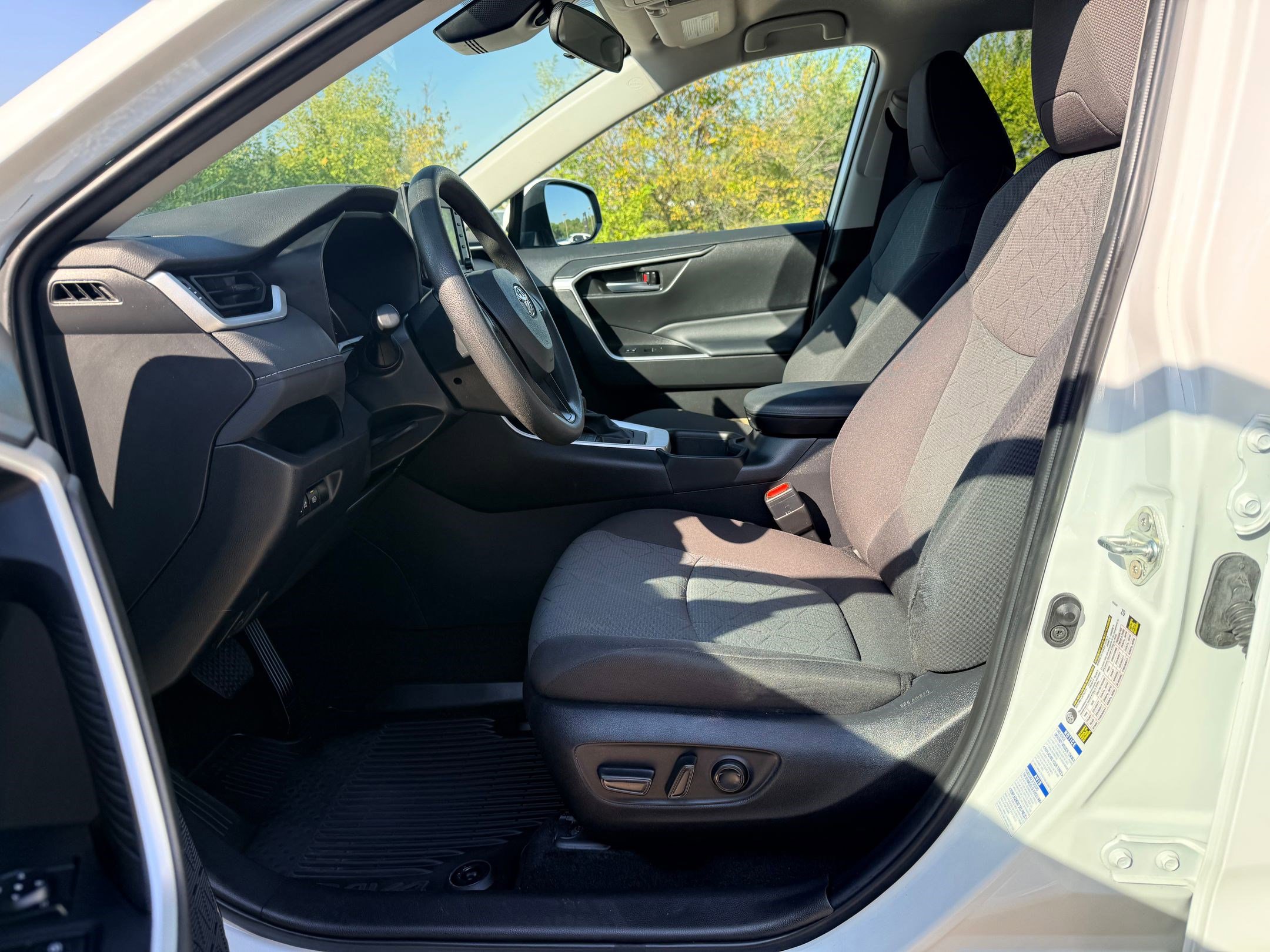 2022 Toyota RAV4 XLE photo 4
