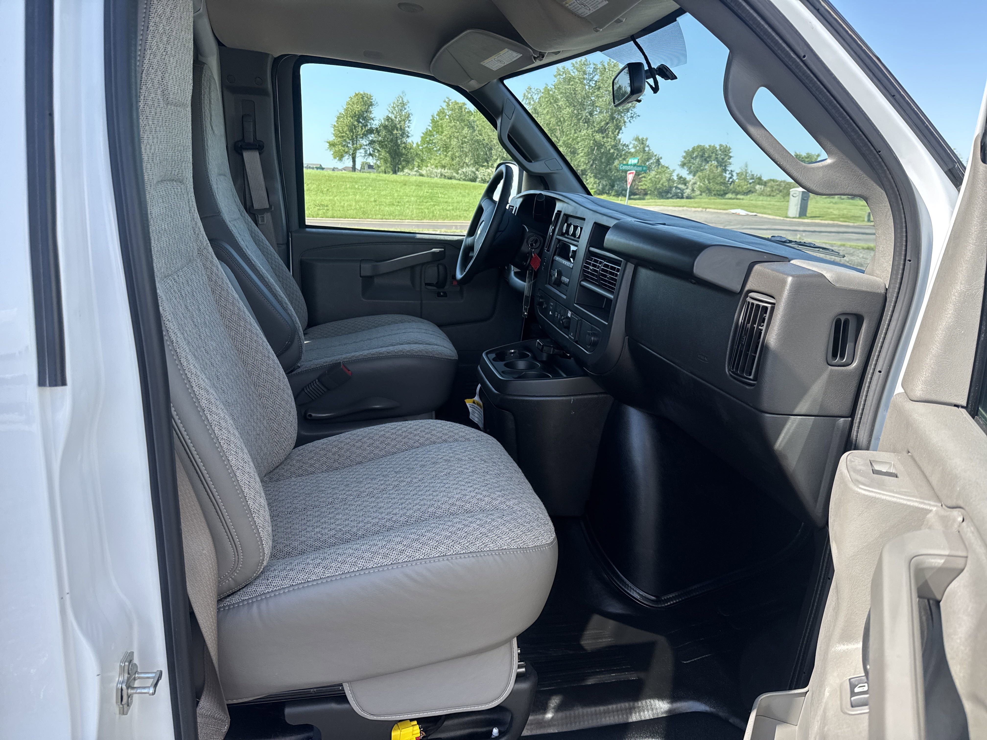 2024 Chevrolet Express Cutaway 3500 photo 4