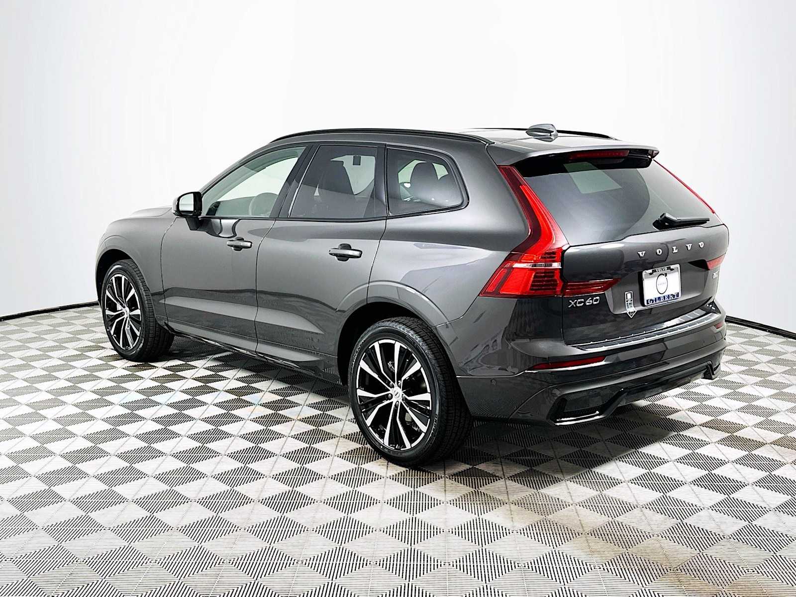 2025 Volvo XC60 B5 Plus photo 4