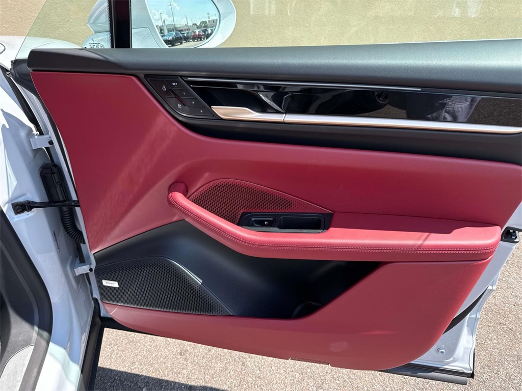 2024 Porsche Macan Electric 4 photo 17
