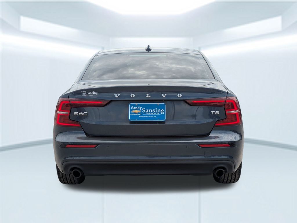 2021 Volvo S60 T5 Momentum photo 3