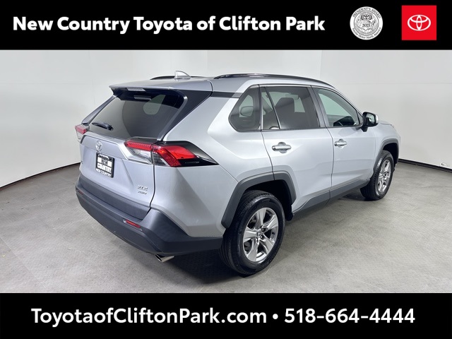 2022 Toyota RAV4 XLE photo 2