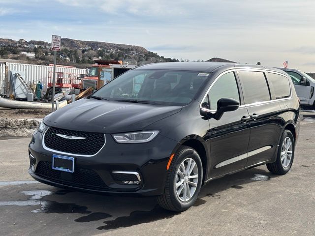 2026 Chrysler Pacifica Select's photo