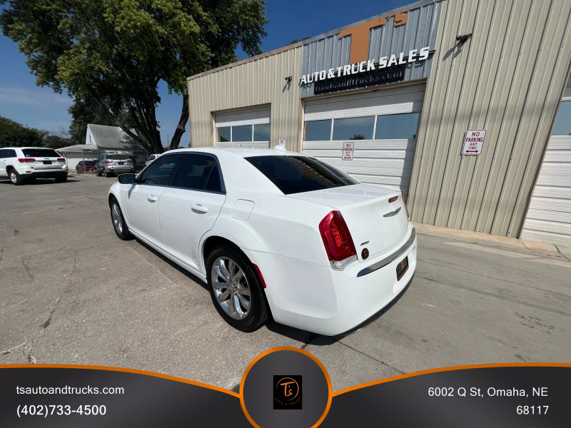 2016 Chrysler 300 Limited photo 4