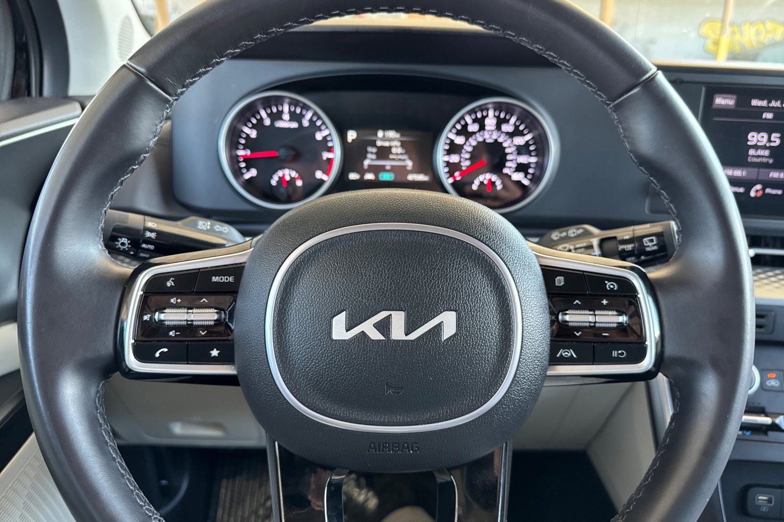 2024 Kia Carnival LX photo 21