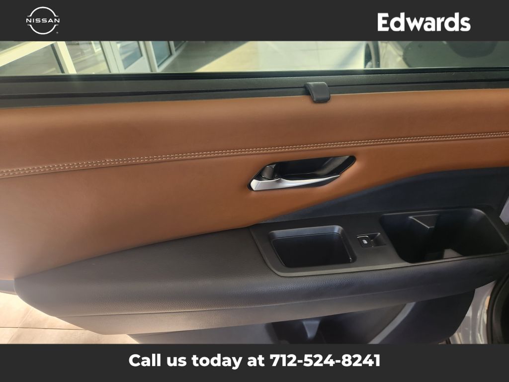 2023 Nissan Pathfinder Platinum photo 13