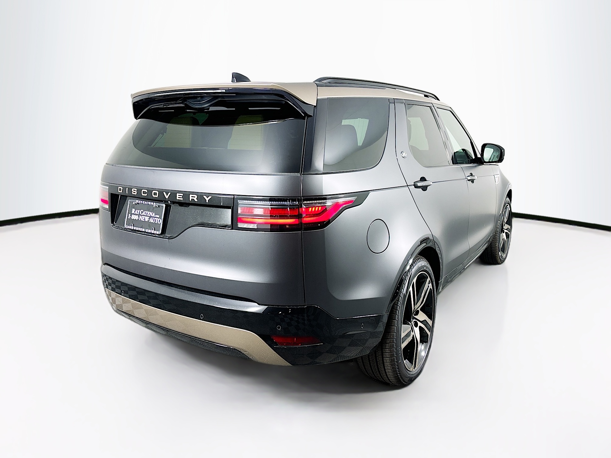 2026 Land Rover Discovery photo 4
