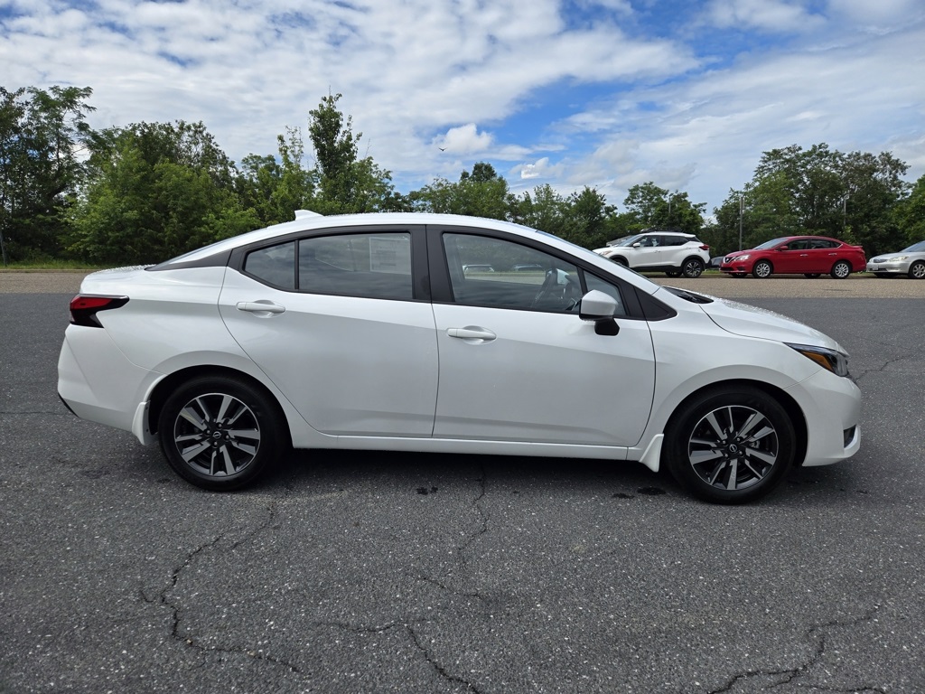 2025 Nissan Versa 1.6 SV photo 2