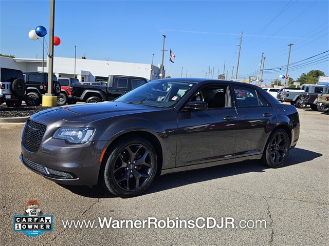 2021 Chrysler 300 Touring photo 3