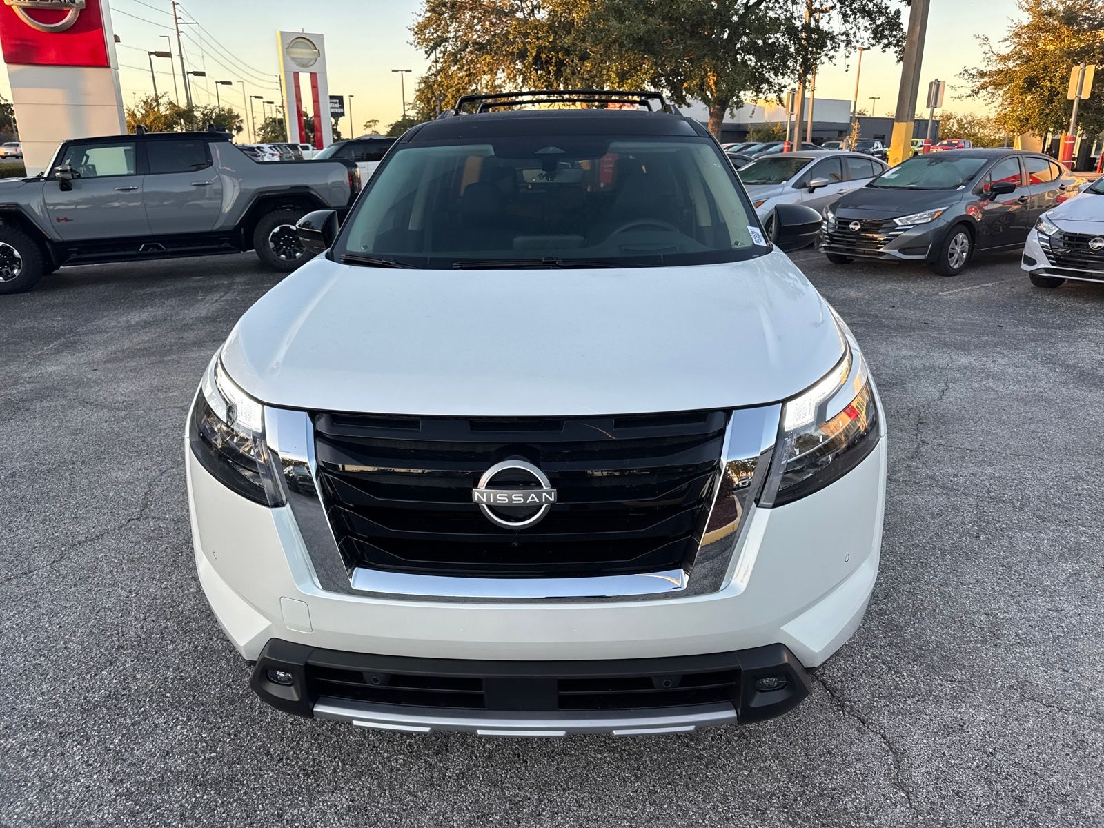 2025 Nissan Pathfinder Platinum photo 3