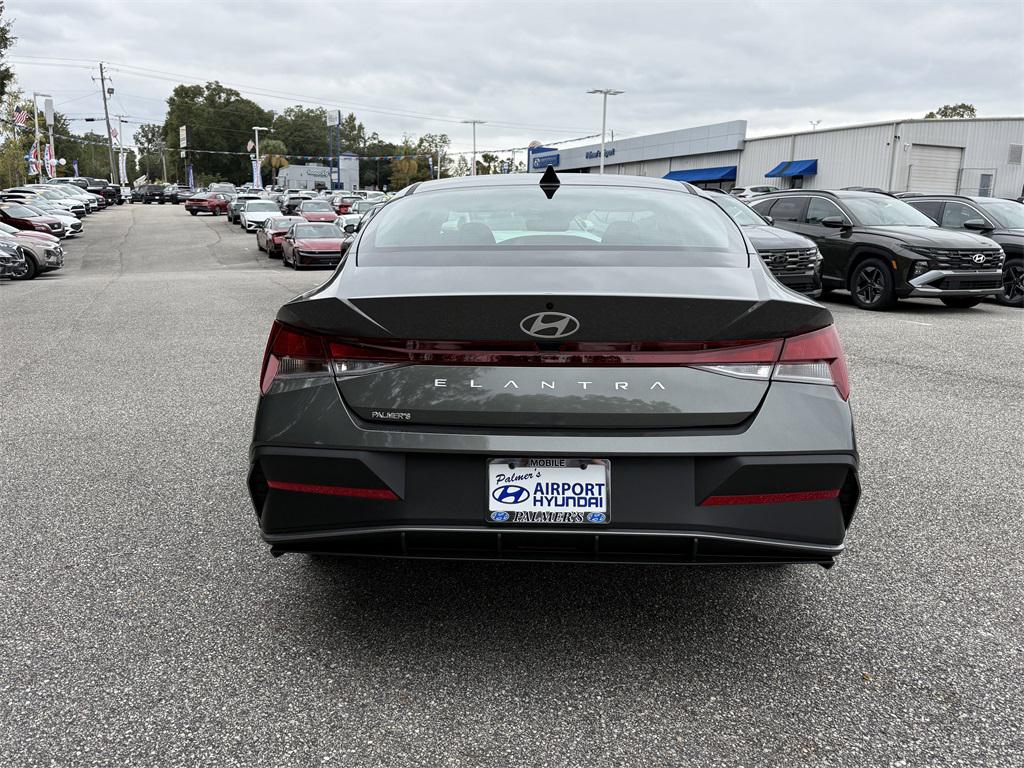 2026 Hyundai Elantra SE photo 4