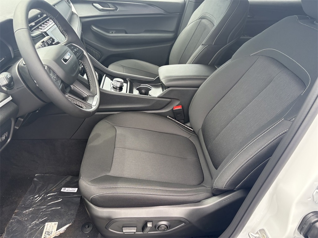 2025 Jeep Grand Cherokee Laredo X photo 14