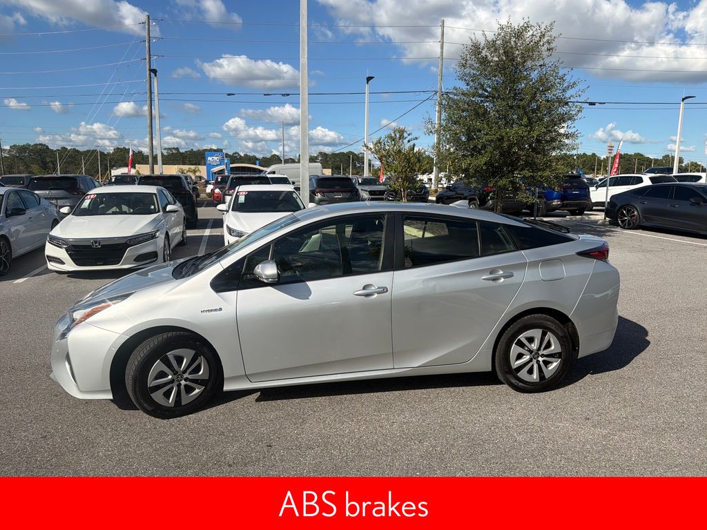 2018 Toyota Prius Three photo 4