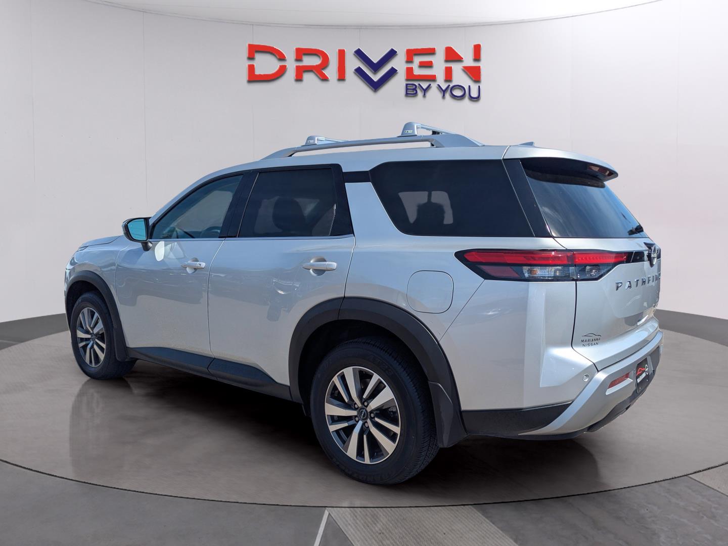 2023 Nissan Pathfinder SL photo 3