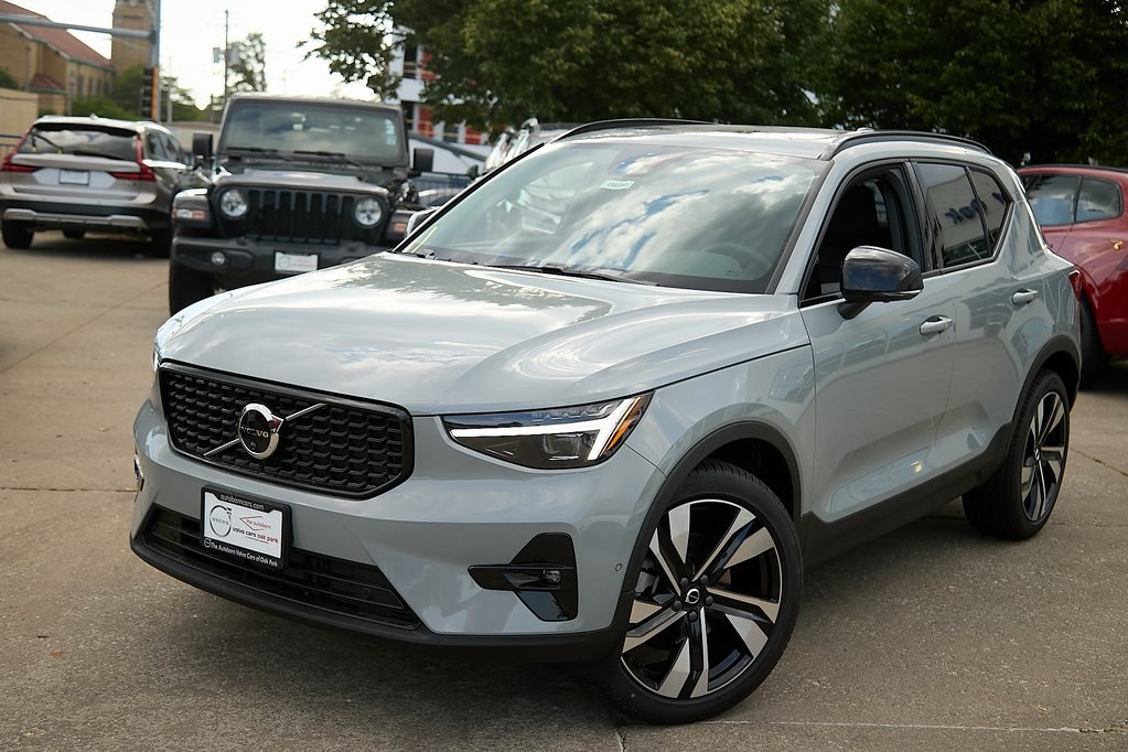 2025 VOLVO XC40 - Image 1