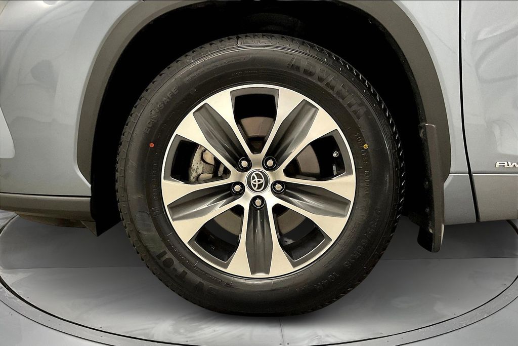 2022 Toyota Highlander Hybrid XLE photo 9