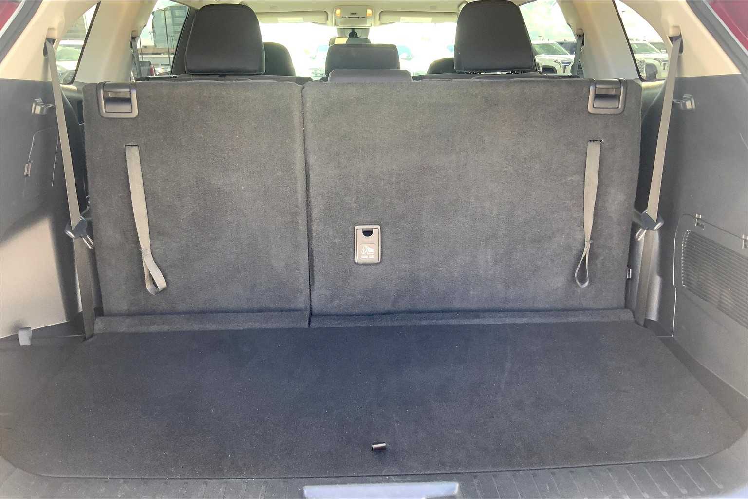 2024 Toyota Highlander LE photo 31