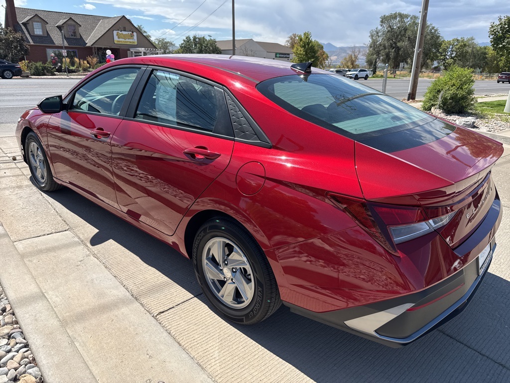 2024 Hyundai Elantra SE photo 4