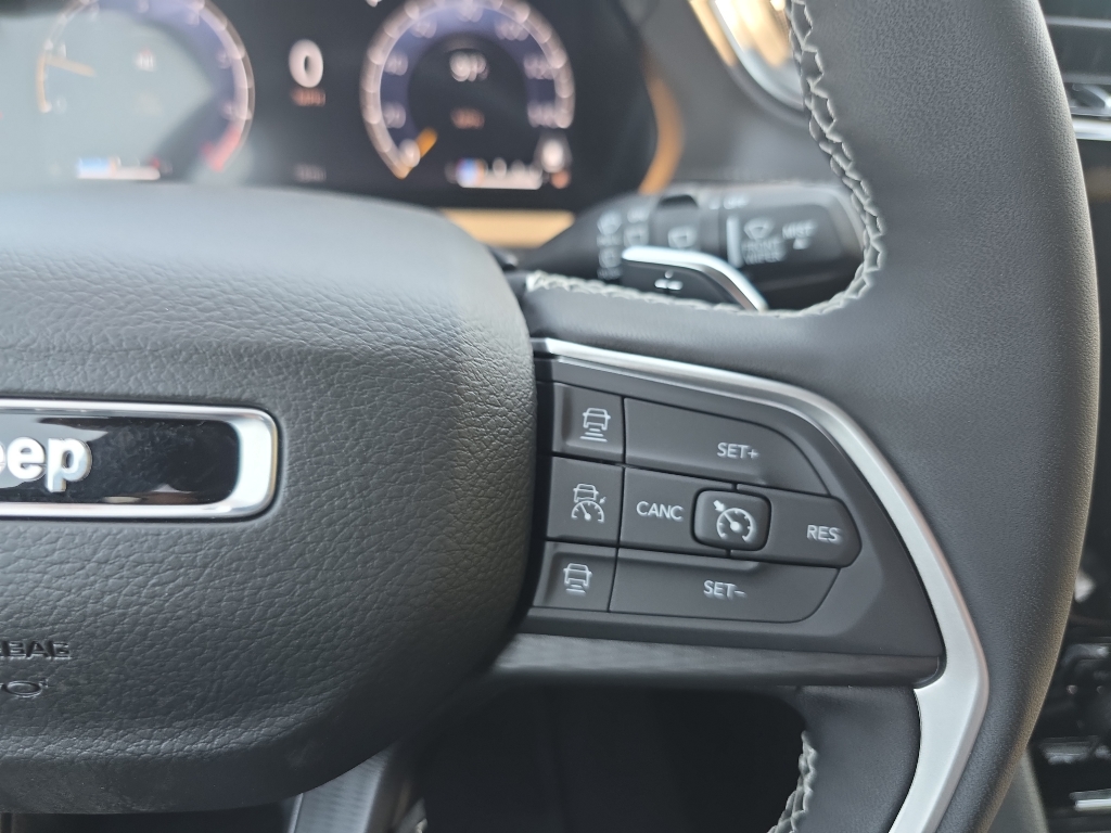 2025 Jeep Grand Cherokee Laredo Altitude photo 10