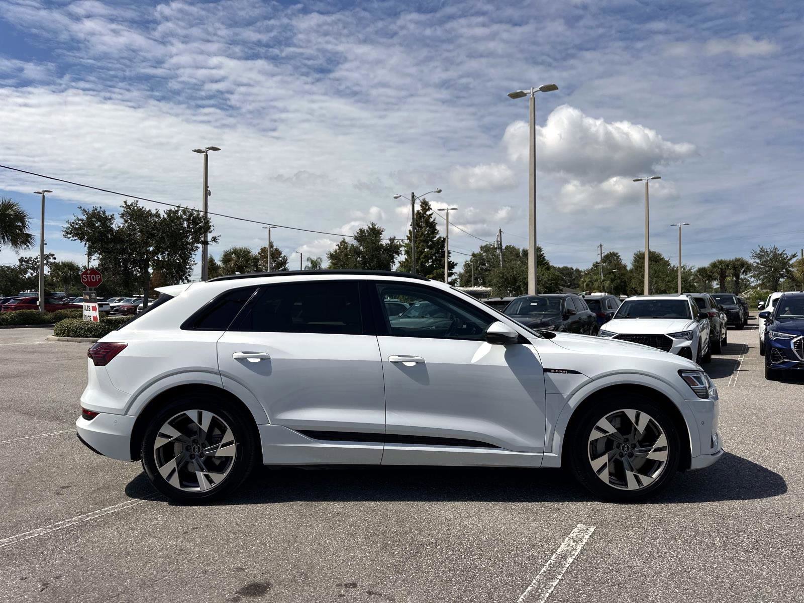 2021 Audi e-tron Premium photo 3