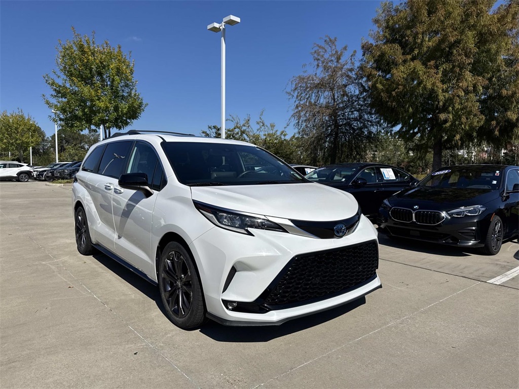2022 Toyota Sienna XSE photo 3